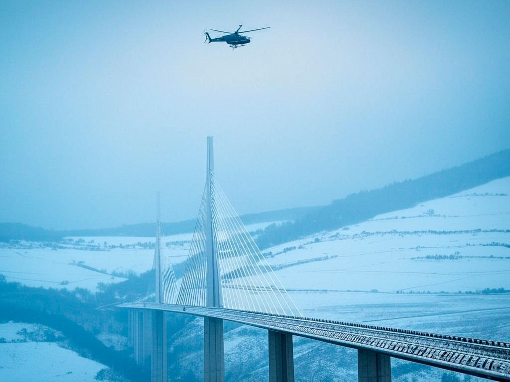 Le survol du viaduc de Millau en hélicoptère