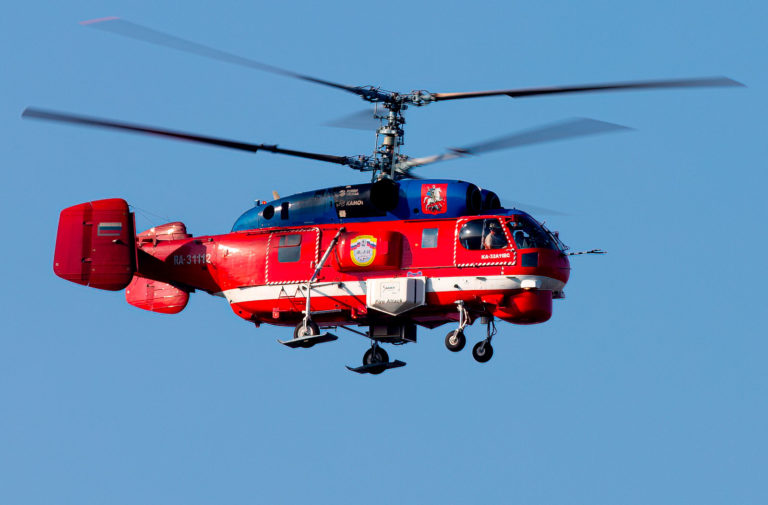 Pourquoi certains hélicoptères ont 2 rotors l'un au dessus de l'autre?